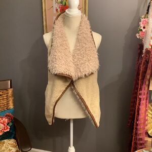 Cream & Chocolate Trimmed Sherpa Vest‎